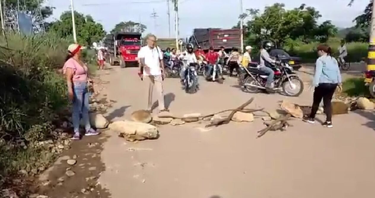 La comunidad obstaculizó el paso de vehículos particulares y de carga