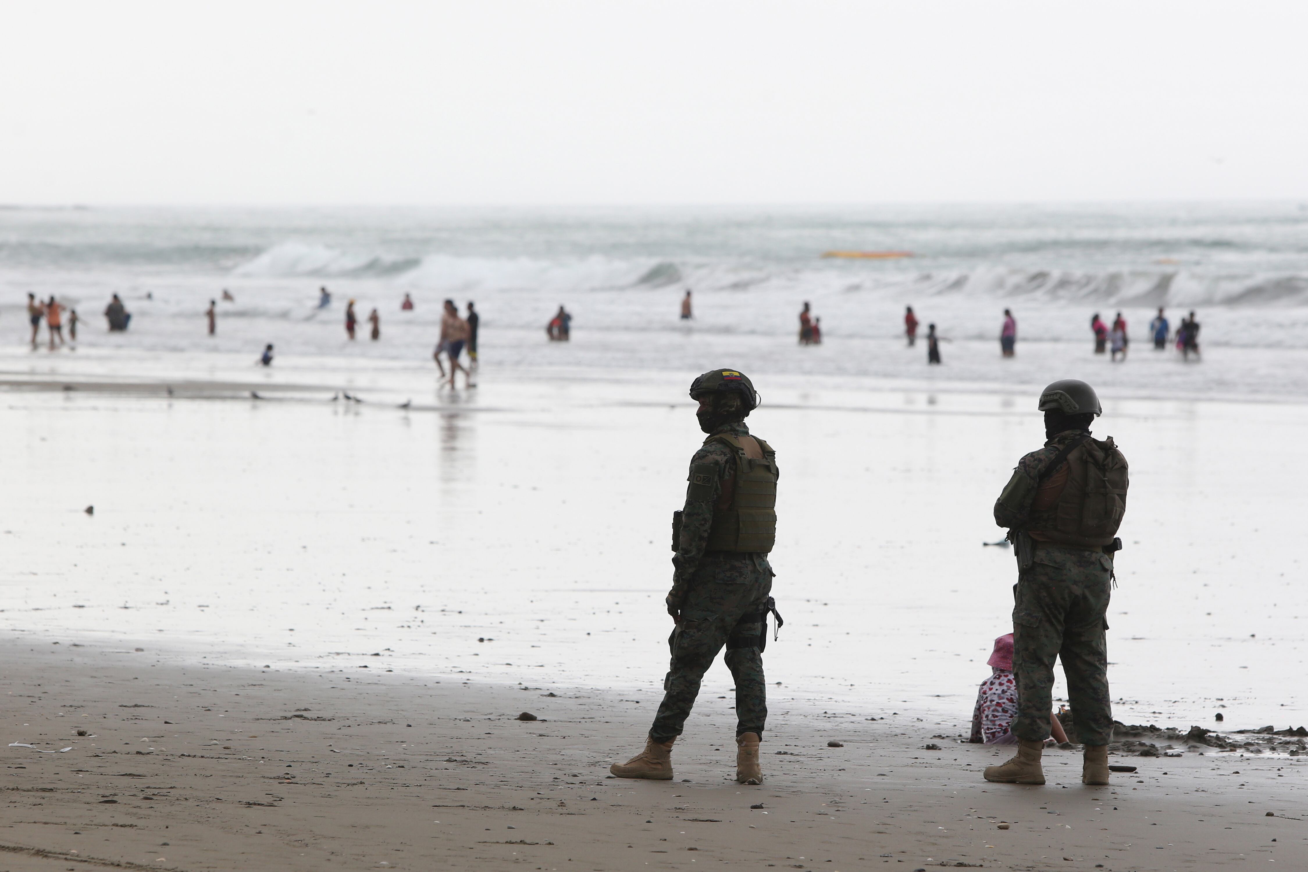 Oficiales militares patrullan la Playa Manta el 15 de febrero de 2024 en Manabí, Ecuador.