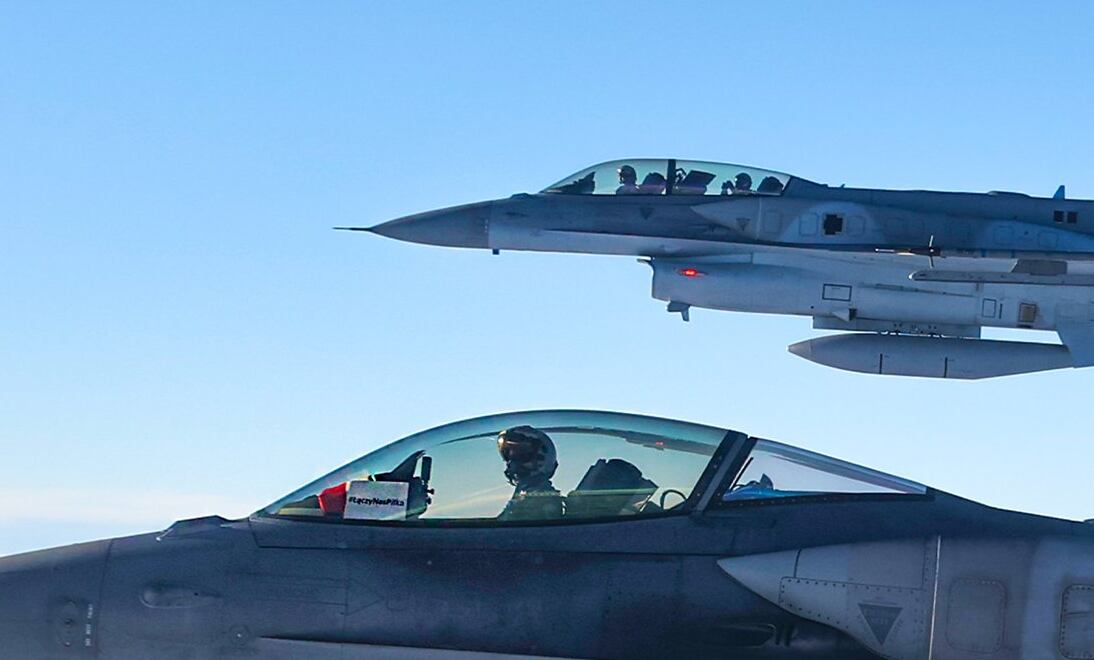 Aviones que escoltan a la Selección de Polonia en su vuelo a Qatar 2022.