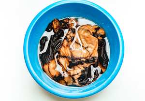 Así se tiñe la ropa con ingredientes caseros.