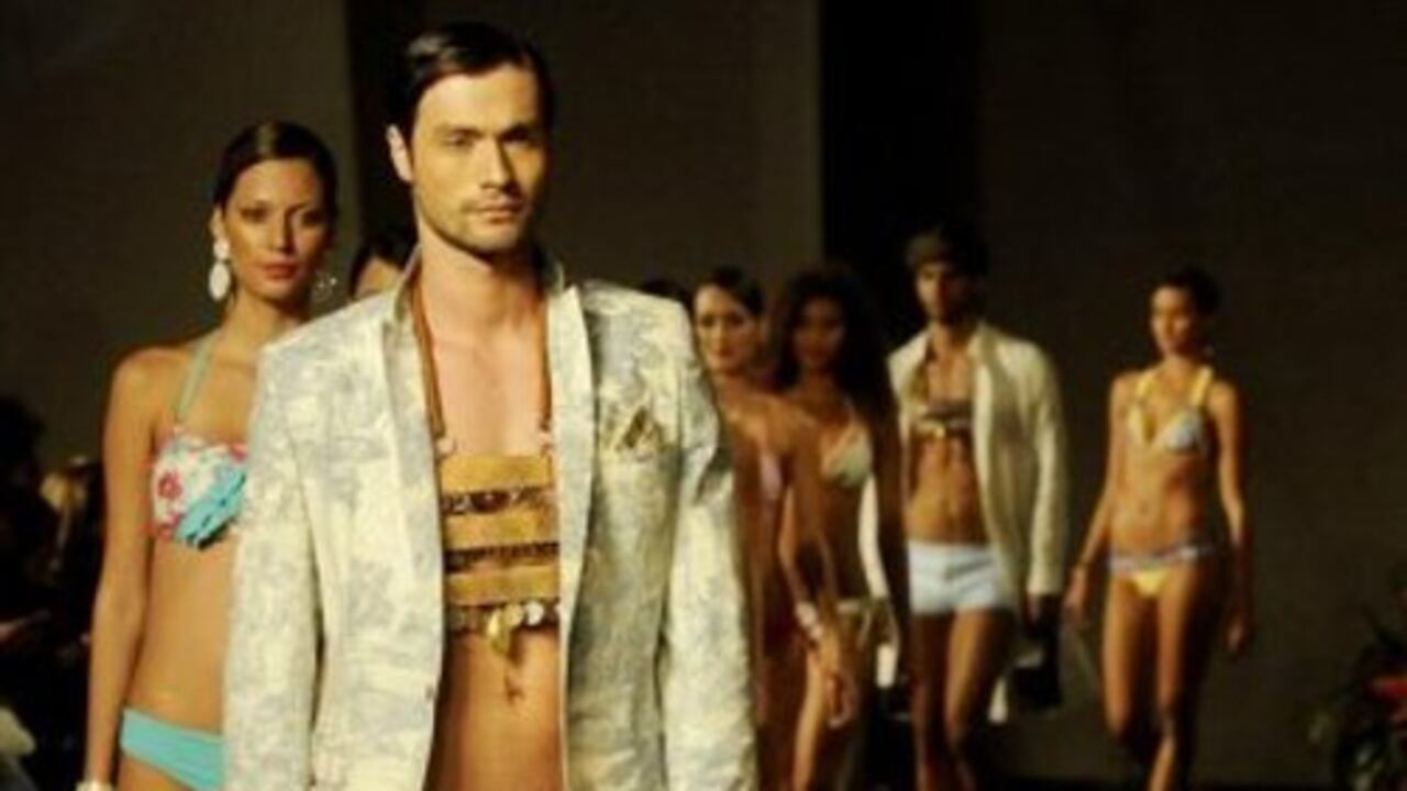 Una modelo luce un traje de baño en el swim show de Xtra Life Lycra hoy, miércoles 26 de enero de 2011, durante la feria textil Colombiatex de las Américas 2011 en el Jardín Botánico de Medellín