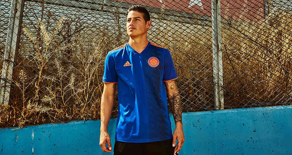 James Rodríguez con la camiseta suplente de la Selección Colombia para el Mundial de Rusia 2018.