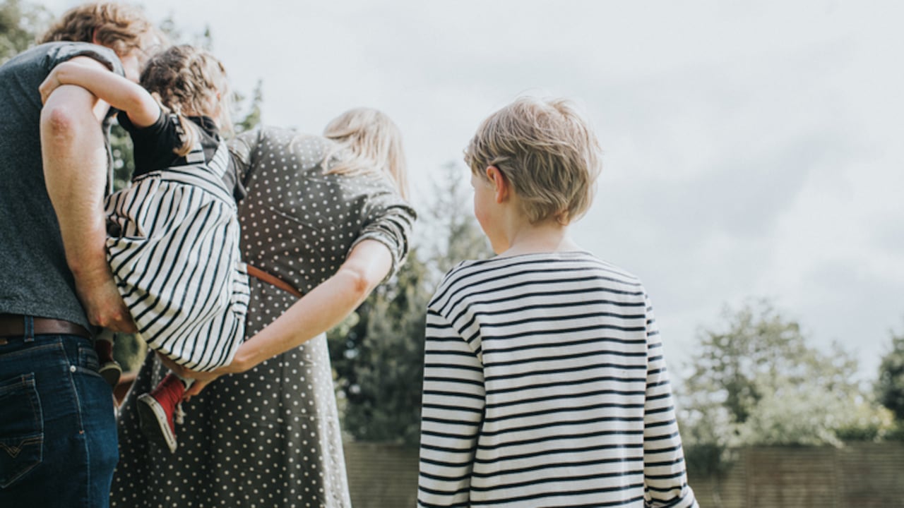 Según la legislación alemana, los adultos mayores de 25 años pueden adoptar a menores de edad. En el caso de las parejas casadas, al menos uno de los cónyuges debe tener al menos 25 años, y el cónyuge más joven debe tener al menos 21. No existe un límite máximo de edad para los padres adoptivos. Sin embargo, la normativa establece que la diferencia de edad entre el adoptante y el niño debe corresponder a una "distancia natural".