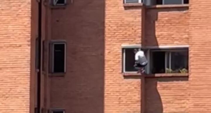 La mujer inició en un ventanal y pasó como si nada a otro.