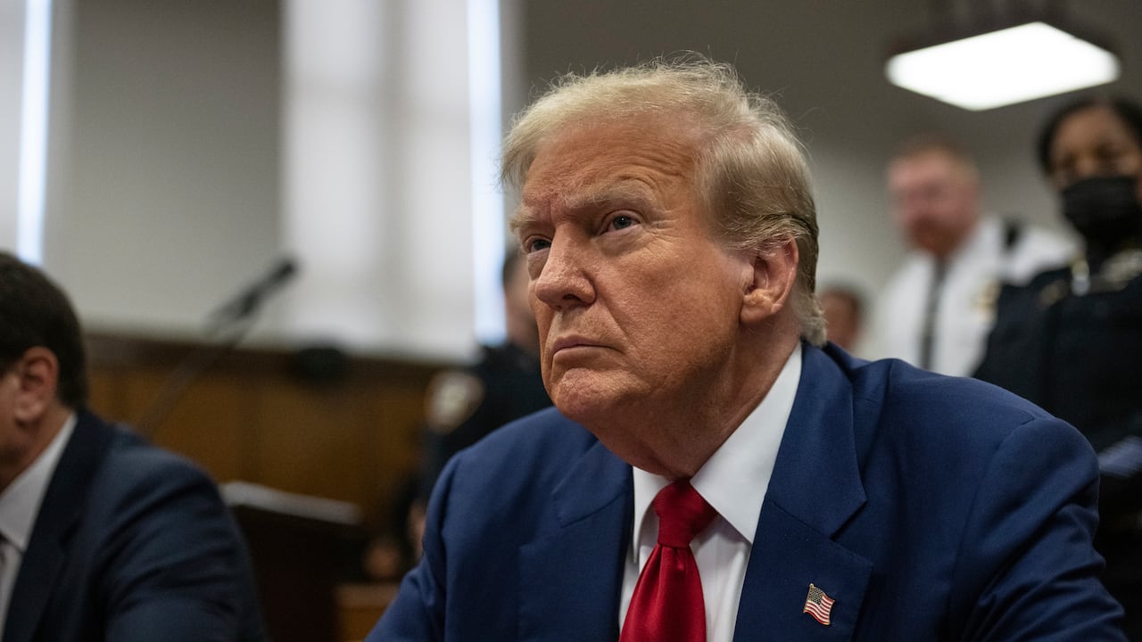 El expresidente Donald Trump aparece en un tribunal penal de Manhattan antes de su juicio en Nueva York, el martes 30 de abril de 2024.