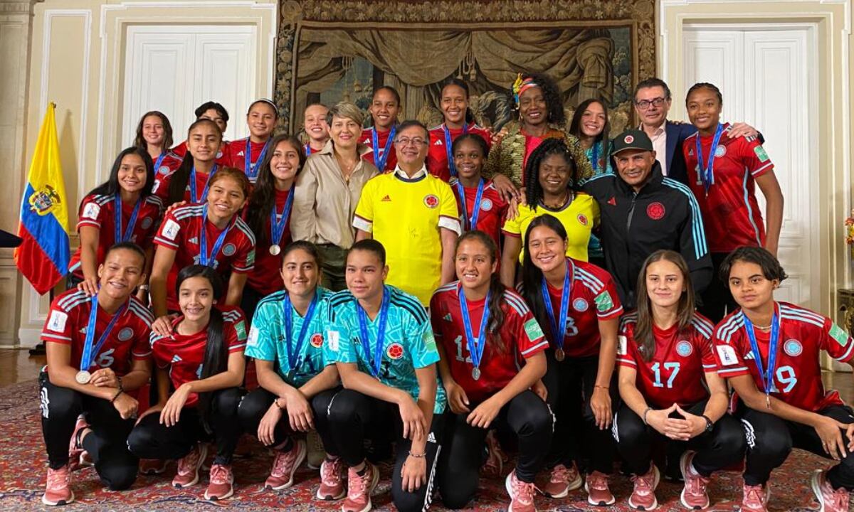 Gustavo Petro, Selección Colombia femenina sub-17. Foto: Twitter Ministerio del Deporte (@MinDeporteCol).