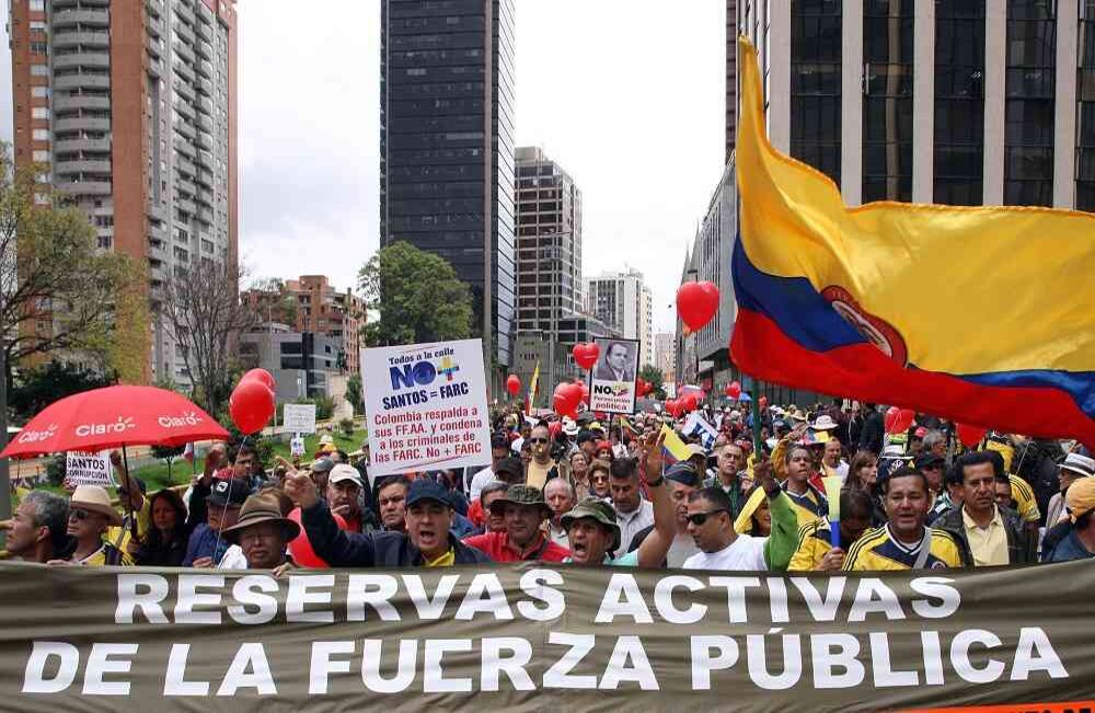 Algunos de los marchantes manifestaron su inconformidad frente a los acuerdos alcanzados con la guerrilla de las Farc. Foto: León Darío Peláez / SEMANA