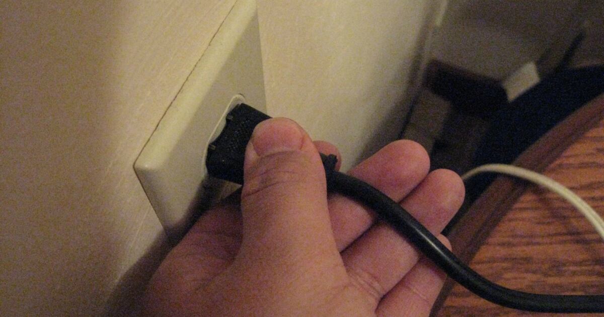 Para evitar daños en los electrodomésticos, es importante desconectarlos antes de que regrese el servicio de energía, ya que podría presentar picos que afecten el sistema.