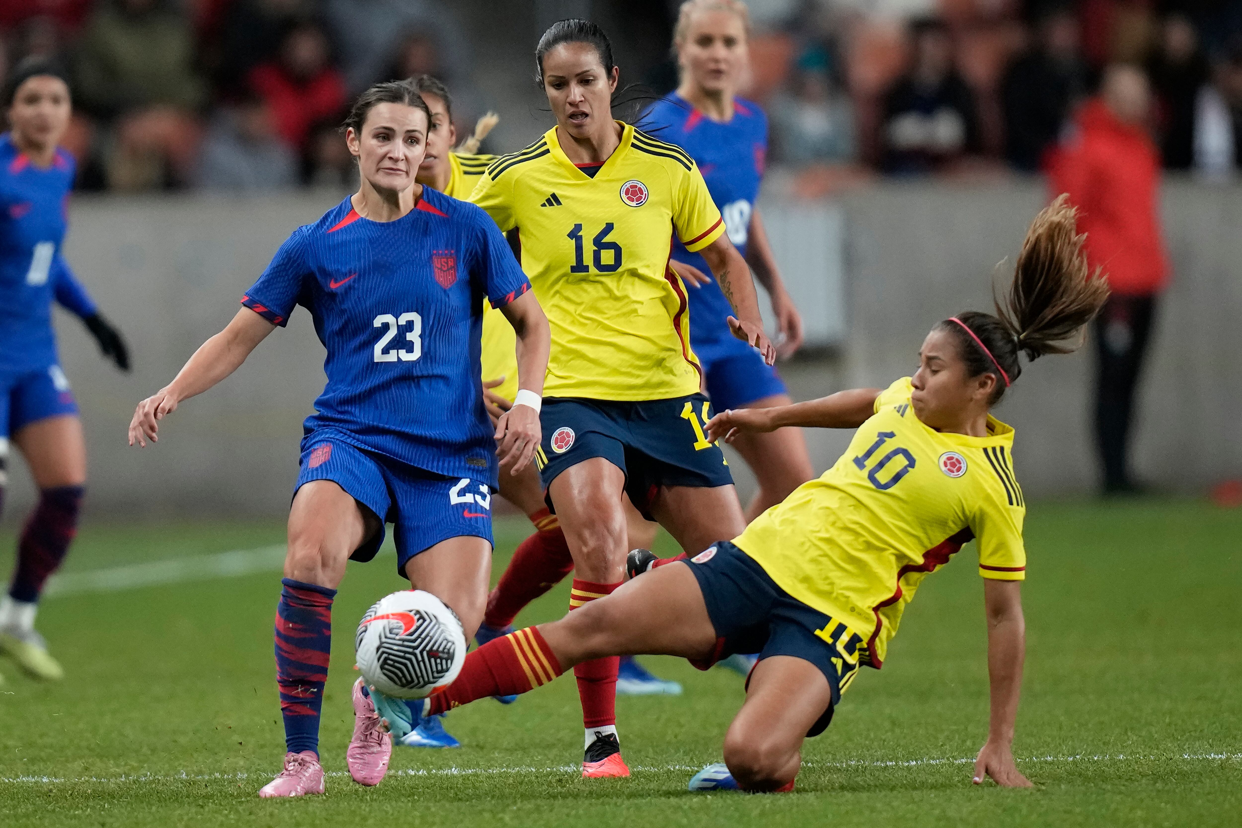 La mediocampista colombiana Leicy Santos (10) ataca a la defensora estadounidense Emily Fox (23) durante la segunda mitad de un partido amistoso internacional de fútbol el jueves 26 de octubre de 2023 en Sandy, Utah. (Foto AP/Rick Bowmer)