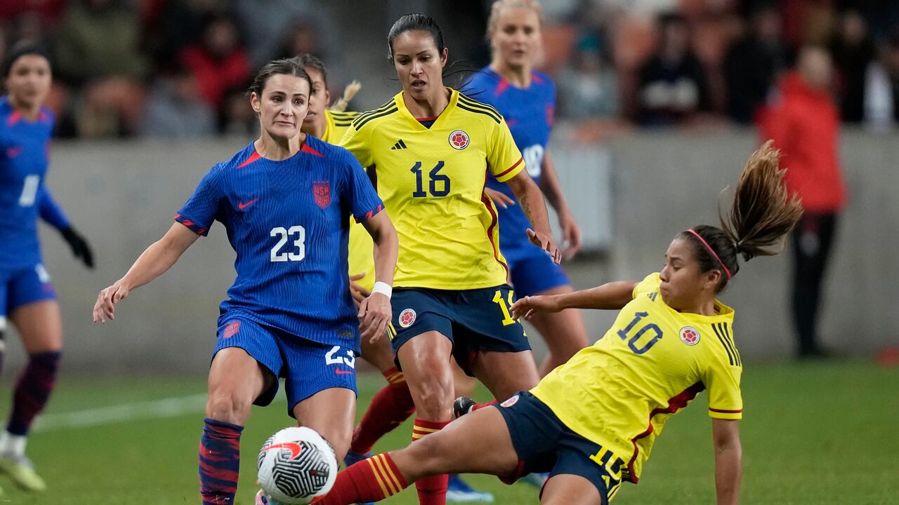 La mediocampista colombiana Leicy Santos (10) ataca a la defensora estadounidense Emily Fox (23) durante la segunda mitad de un partido amistoso internacional de fútbol el jueves 26 de octubre de 2023 en Sandy, Utah. (Foto AP/Rick Bowmer)