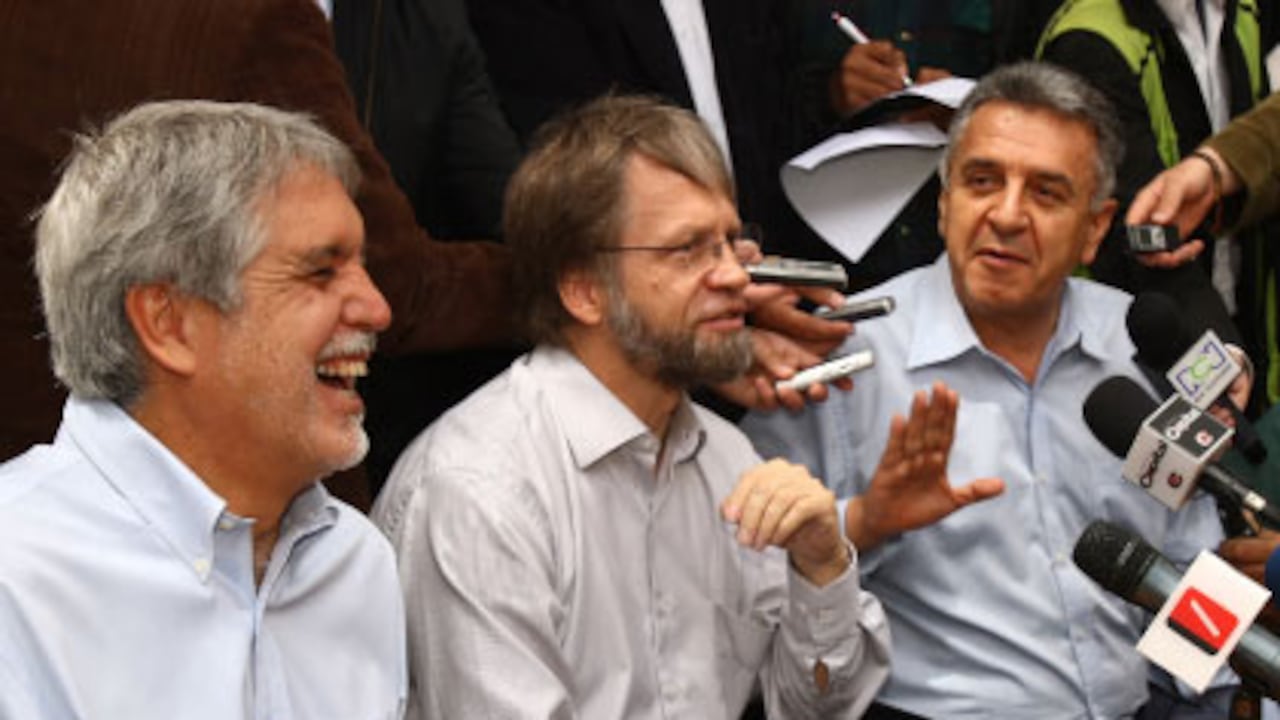 Del proceso de los quíntuples, donde también estaban Sergio Fajardo y Marta Lucía Ramírez, quedó la tripleta en la que están Peñalosa, Mockus y Garzón. Los tres ex alcaldes de Bogotá, que gobernaron sucesivamente entre 1998 y 2007, anunciaron el jueves la formación de un nuevo partido