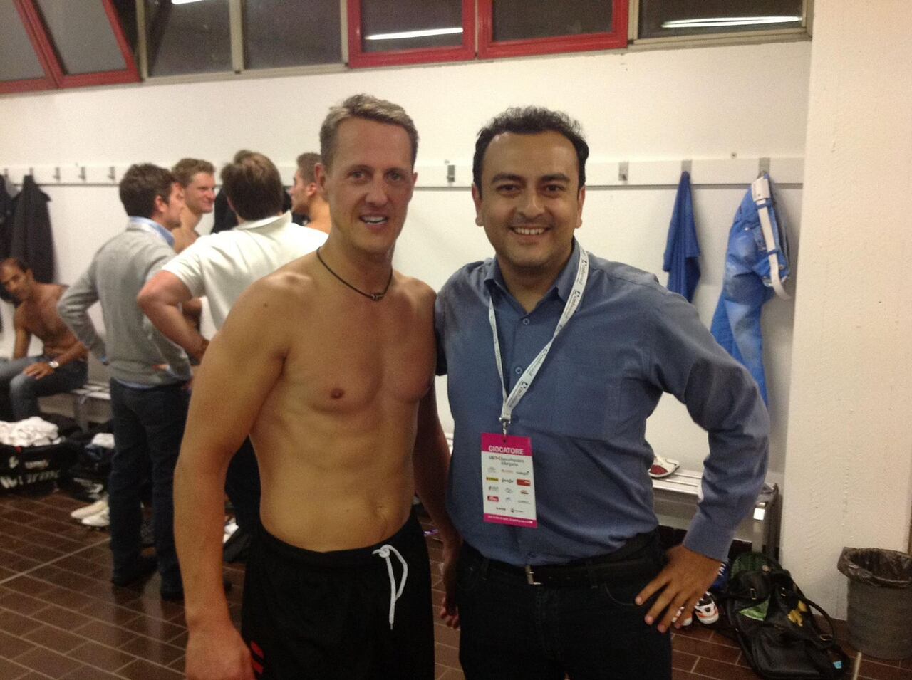 Henry Bonilla (Der.), junto al múltiple campeón de Fórmula Uno, Michael Schumacher (Izq.).