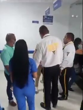 La mujer se negaba a salir del lugar.