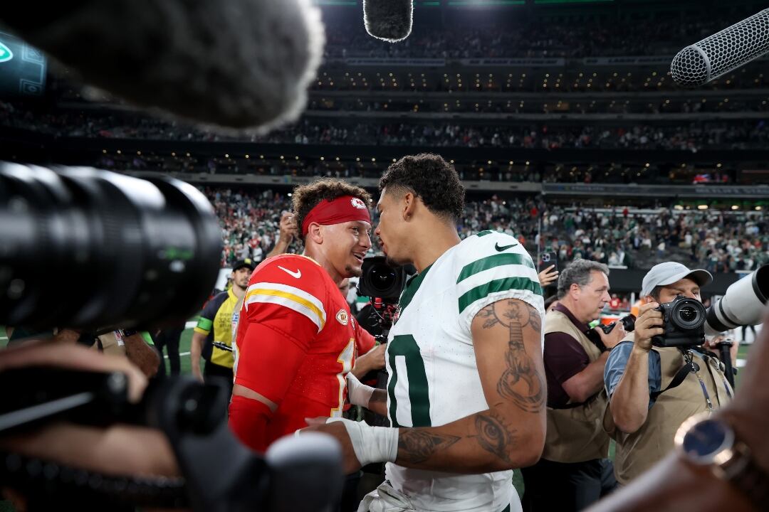 Allen Lazard #10 de Nueva York Jets sale del equipo VS. Kansas City