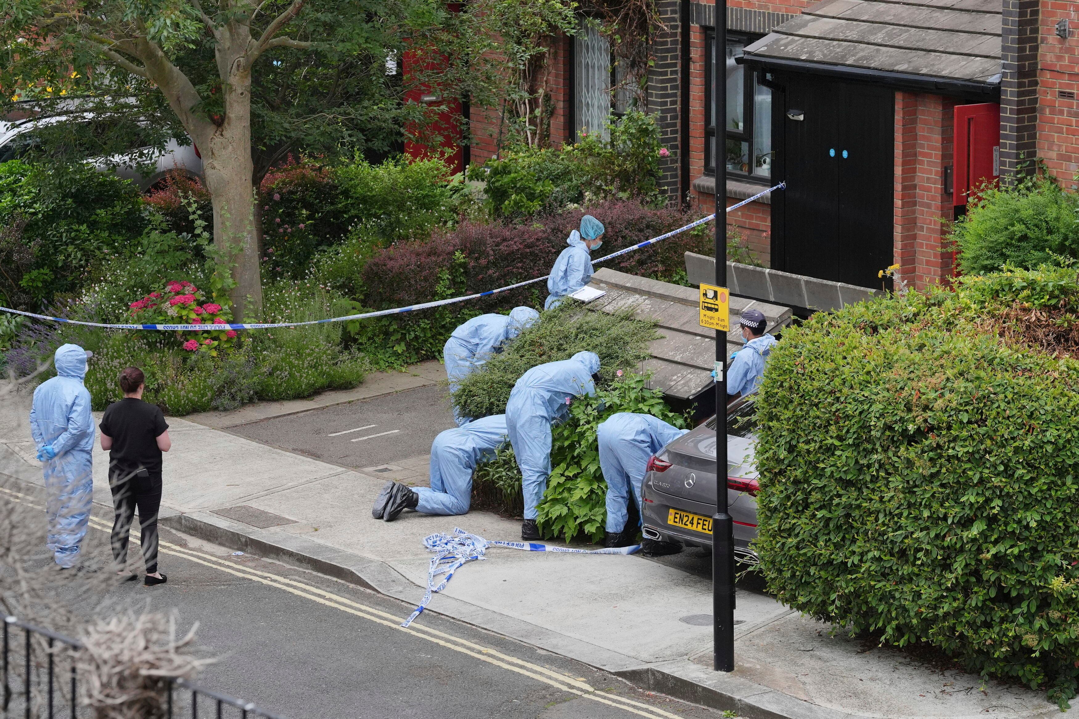 Forenses trabajan en una vivienda en Shepherd's Bush tras el hallazgo de restos humanos en dos maletas cerca del puente colgante Clifton de Bristol, el sábado 13 de julio de 2024 en Londres. La policía dijo que se habían encontrado restos humanos en una vivienda de Shepherd's Bush, en el oeste de Londres, que se cree estaban conectados con los encontrados en maletas abandonadas cerca del puente colgante Clifton de Bristol el miércoles. (Jonathan Brady/PA via AP)