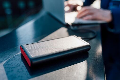La batería externa se carga previamente conectándola a la corriente eléctrica mediante un cable USB.