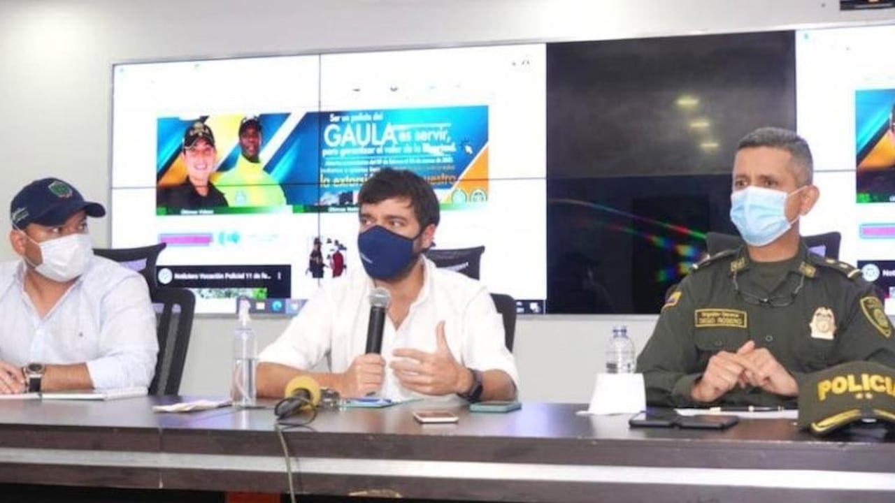 El alcalde Jaime Pumarejo, junto al comandante de la policía y el jefe de la oficina de seguridad.