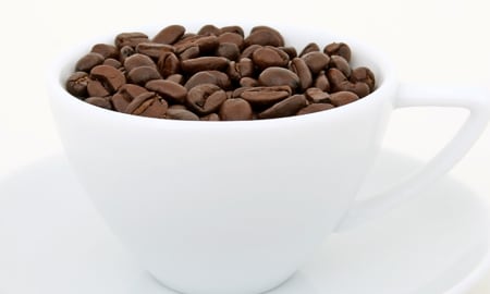 Cuenta con un alto contenido en polifenoles, sustancias capaces de eliminar los radicales libres que dañan la salud y el aspecto de la dermis.  