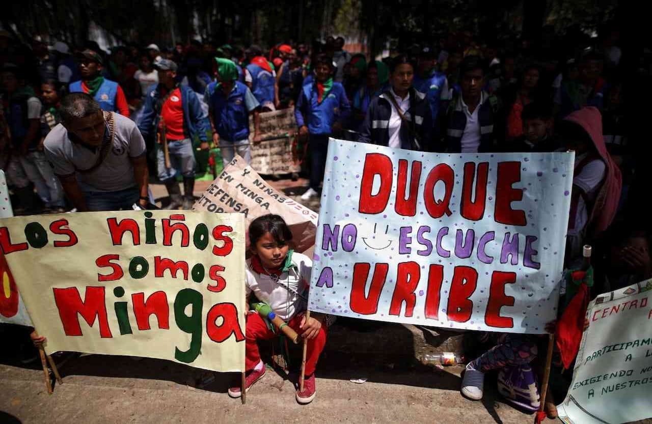 Hasta después del medio día esperaron al presidente Iván Duque los mingueros. FOTO: Esteban Vega