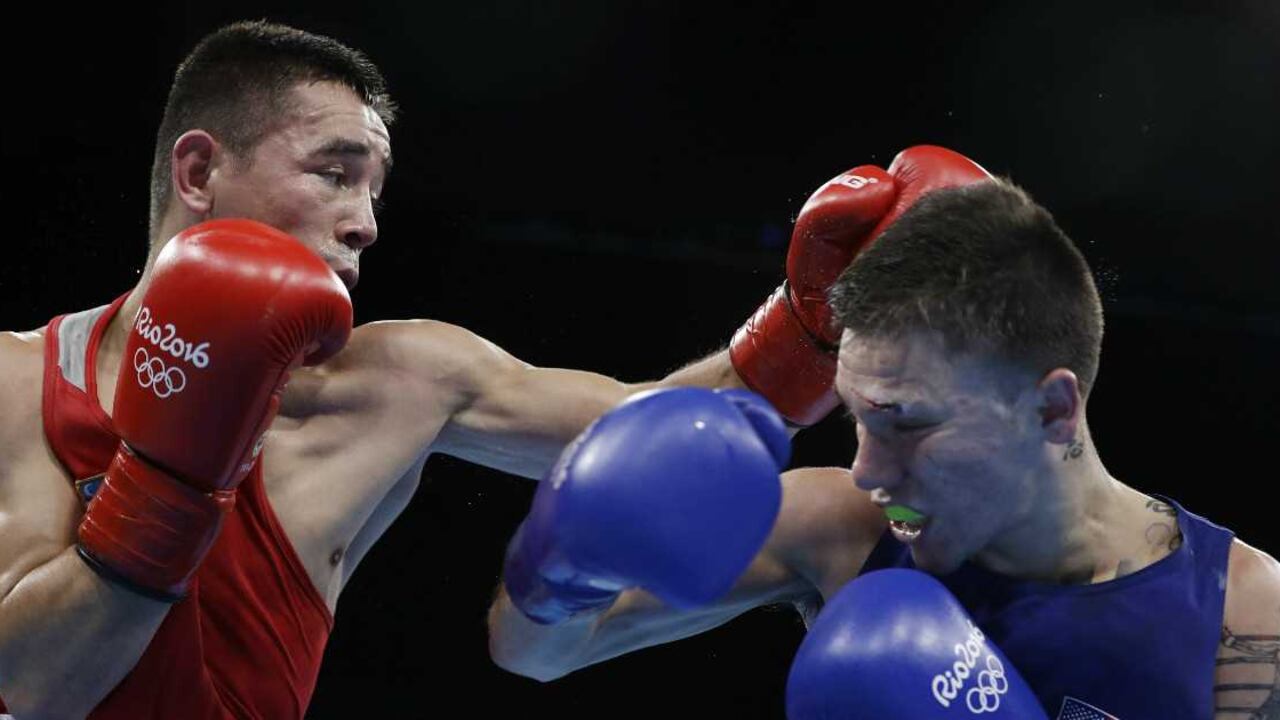 Dusmatov (de rojo) derrotó 3-0 al estadounidense Nico Hernández. Foto: AP/Frank Franklin II