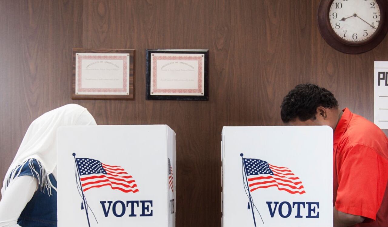 Ciudadanos de Estados Unidos cuidan las urnas de las próximas elecciones con armas de fuego