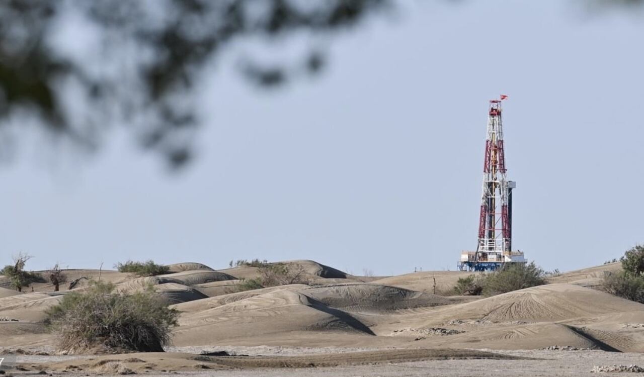 Con una profundidad de diseño de 11.100 metros, el pozo está ubicado en el interior del desierto de Taklimakan, el desierto más grande de China.