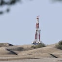 Con una profundidad de diseño de 11.100 metros, el pozo está ubicado en el interior del desierto de Taklimakan, el desierto más grande de China.