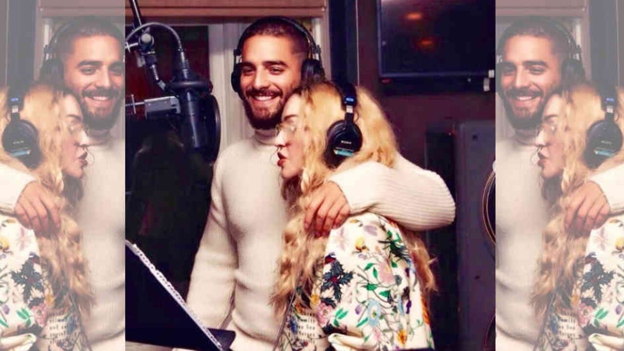 Madonna, la reina del Pop, abrazada del reggaetonero colombiano Maluma en un estudio de grabación