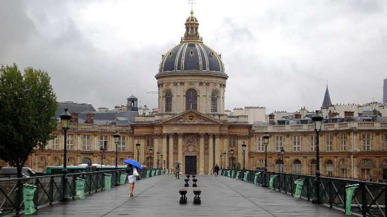 Las calles de París están vacías de turistas para lo acostumbrado, lo que ha hecho que la industria del turismo viva una crisis.