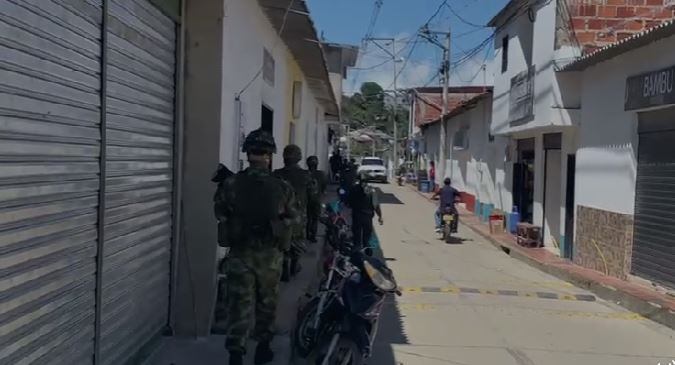 Las autoridades también hicieron presencia en el municipio.