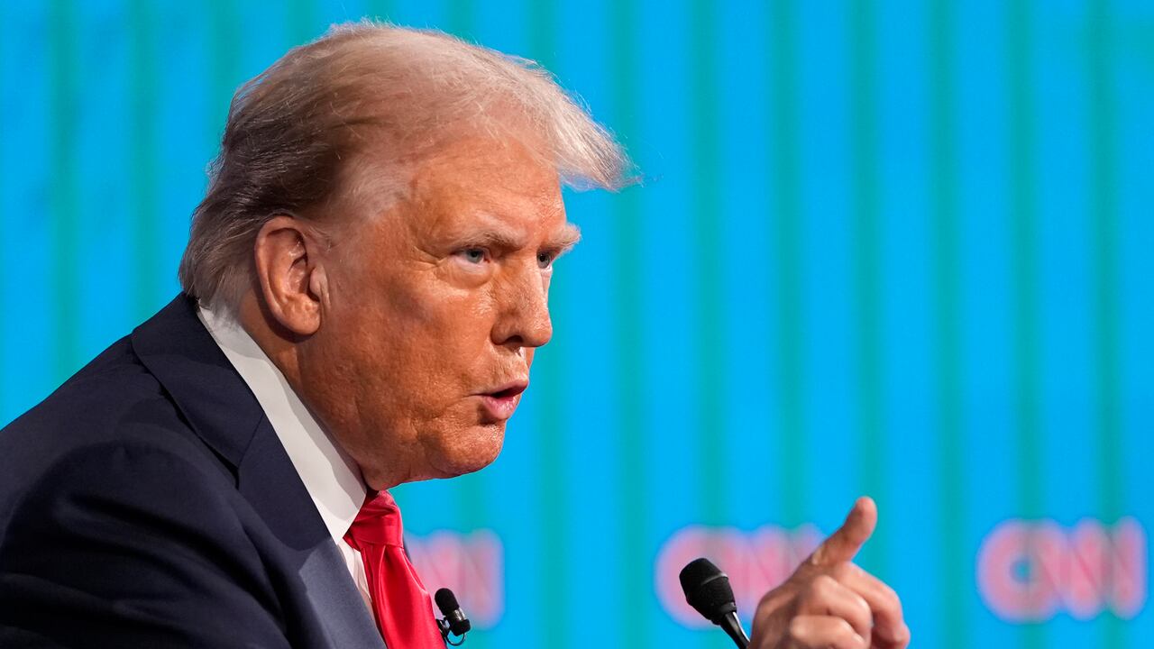 El candidato presidencial republicano, el expresidente Donald Trump, habla durante un debate presidencial organizado por CNN.