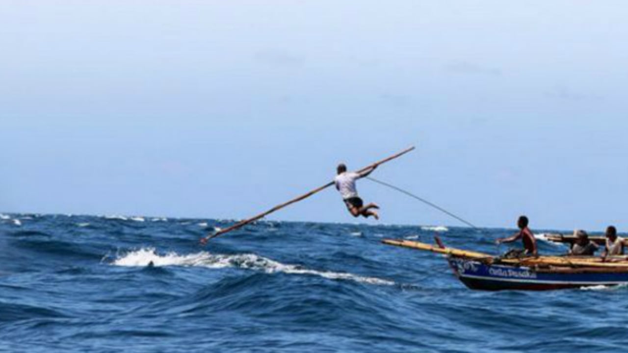 Cuando se acercan a las ballenas, apagan los motores y reman. El arponero es uno de los oficios más respetados de Lamalera.