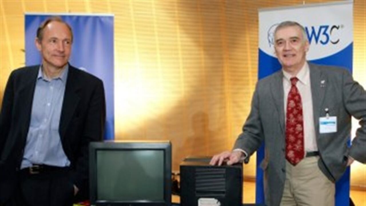 Tim Berners-Lee, a la izquierda, con la ayuda de Robert Cailliau, derecha, presentaron su código que ahora se conoce como World Wide Web o Red Global Mundial (www) para navegar por internet.