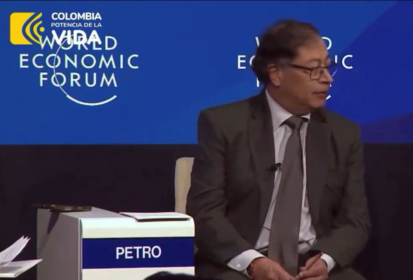 “Durante dos siglos no ha sido posible la transformación del territorio colombiano excluido hacia regiones con prosperidad”, manifestó el mandatario, quien puso como ejemplo el litoral pacífico colombiano, recordando que fue a donde llegaron los esclavos libertos “mayoritariamente negros”.