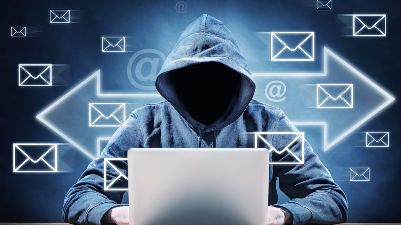 La clasificación de correos electrónicos como spam se basa en una variedad de factores