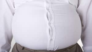 Especialistas aconsejan perder poco peso y no bajar rápidamente esos kilos de más en pocas semanas. Foto: Gettyimages.