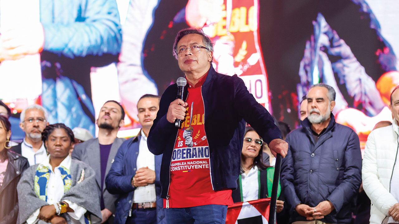 “Nosotros no nos arrodillamos”, dijo Petro el viernes, horas después de su inclusión en la Lista Clinton. Luego aseguró algo que no cumplirá: “No solamente es hablar de Trump. Ya no volveremos a hablar más de él en este Gobierno”. 