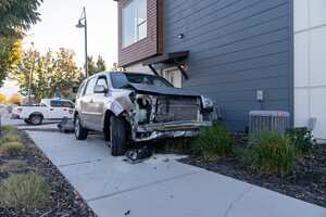 Hombre se robó 2 carros y se estrelló más de 5 veces luego de que le cancelaran un vuelo