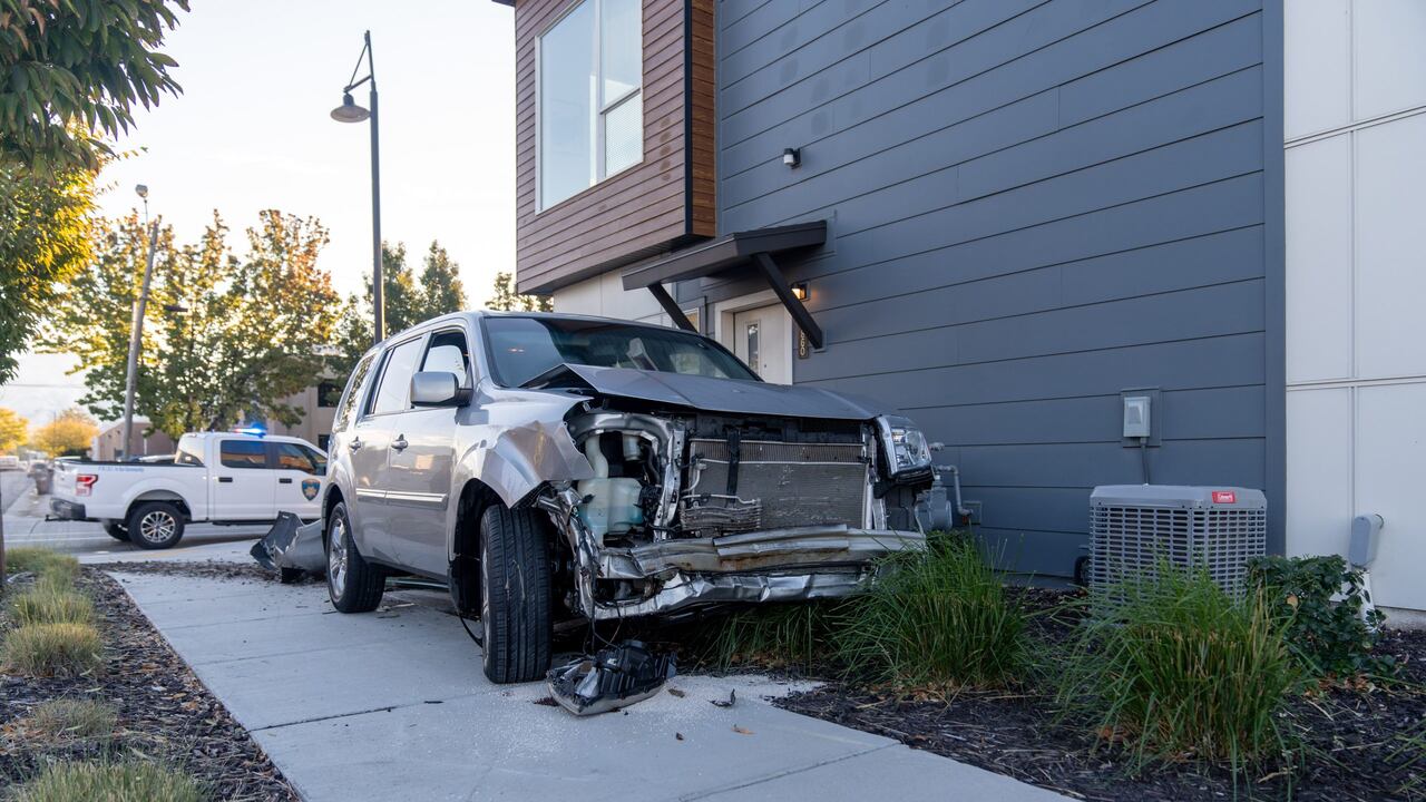 Hombre se robó 2 carros y se estrelló más de 5 veces luego de que le cancelaran un vuelo