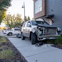 Hombre se robó 2 carros y se estrelló más de 5 veces luego de que le cancelaran un vuelo