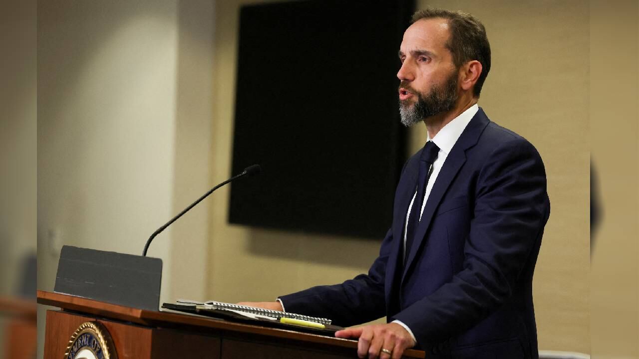 El fiscal especial de EE. UU., Jack Smith, habla sobre la acusación del expresidente de EE. UU. Trump en Washington.