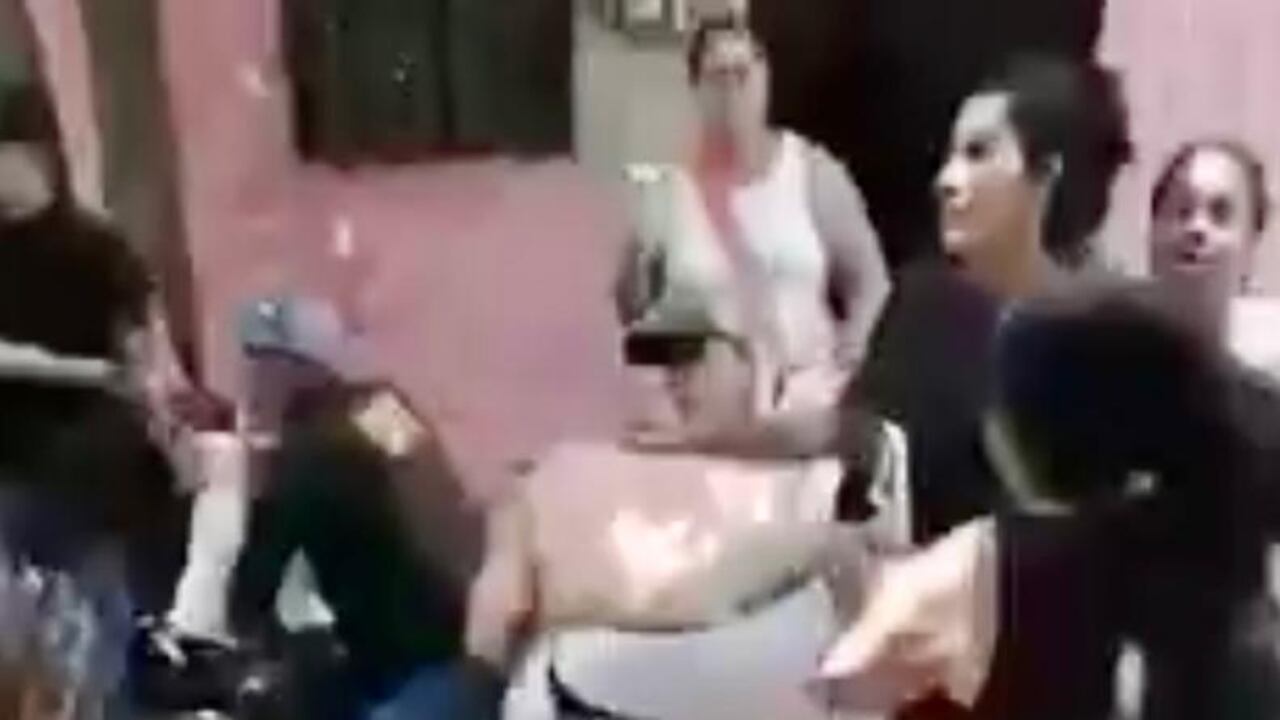 La comunidad atacó a los uniformados con palos y piedras.