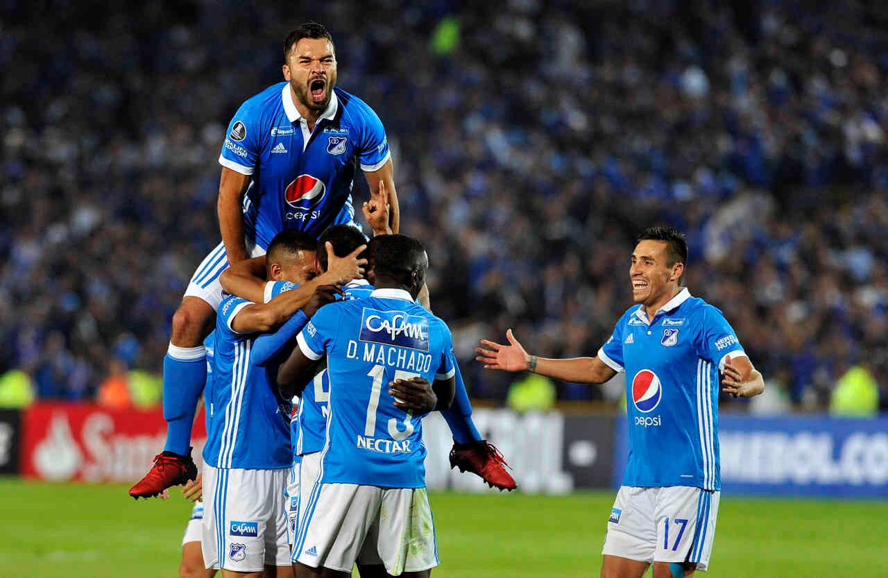 Jugadores de Millonarios  celebran gol marcado por J. Duque (22) contra el Paranaense,  este miércoles 8 de febrero de 2017 en el estadio El Campín de Bogotá. Millos,   a pesar de haber ganado en los 90 minutos, quedó eliminado de la Copa Libertadores tras perder 2-4 por cobros desde el punto penal. Foto: Carlos Julio Martínez / SEMANA