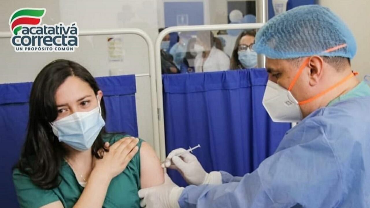 Alcalde de Facatativá aplicó la primera vacuna en su municipio y genera polémica