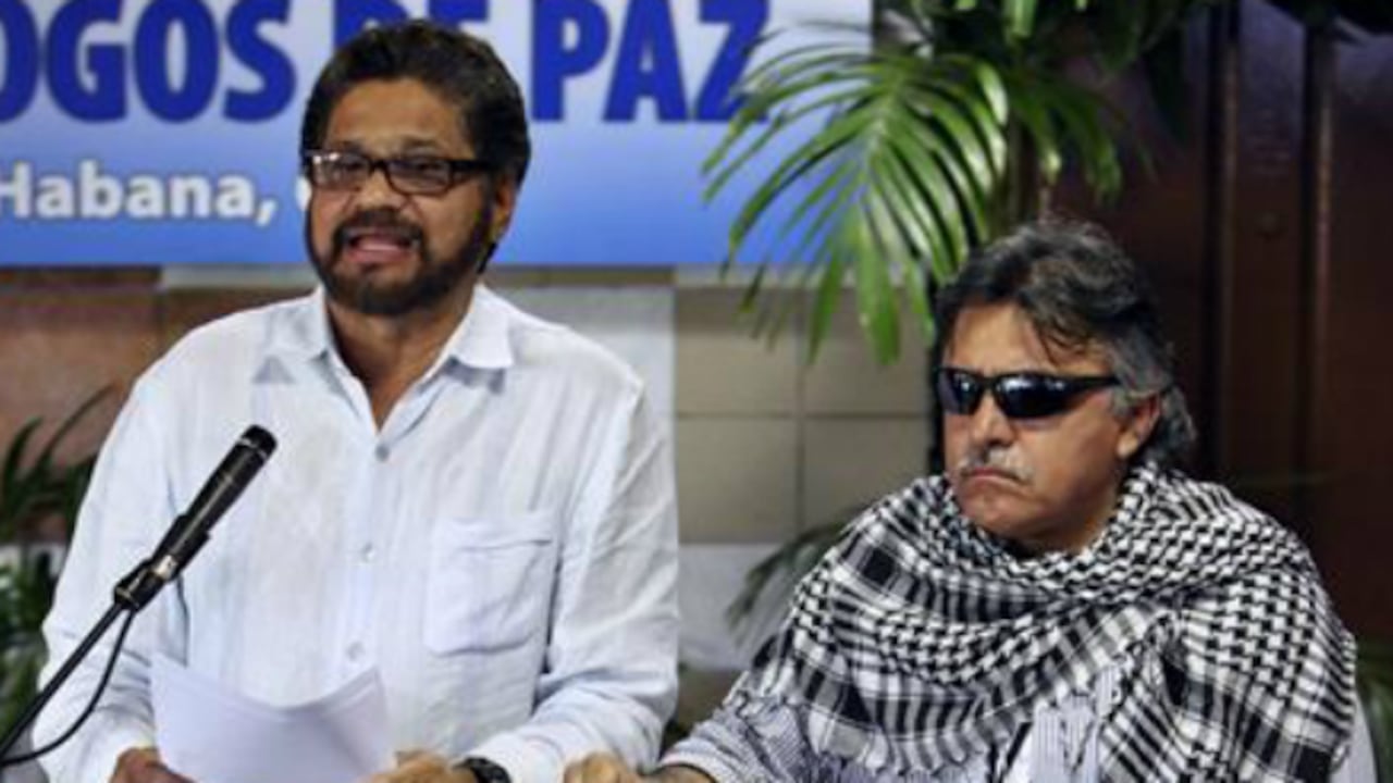 El jefe de las FARC 'Iván Márquez' lee un comunicado de ese grupo guerrillero junto a Seuxis Paucias Hernández (der,), alias 'Jesús Santrich'.