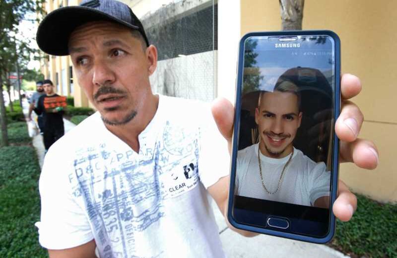 Angel Mendez sostiene un celular con la foto de su hermano, que se encontraba en la discoteca Pulse en el momento de los disparos. Foto: AP