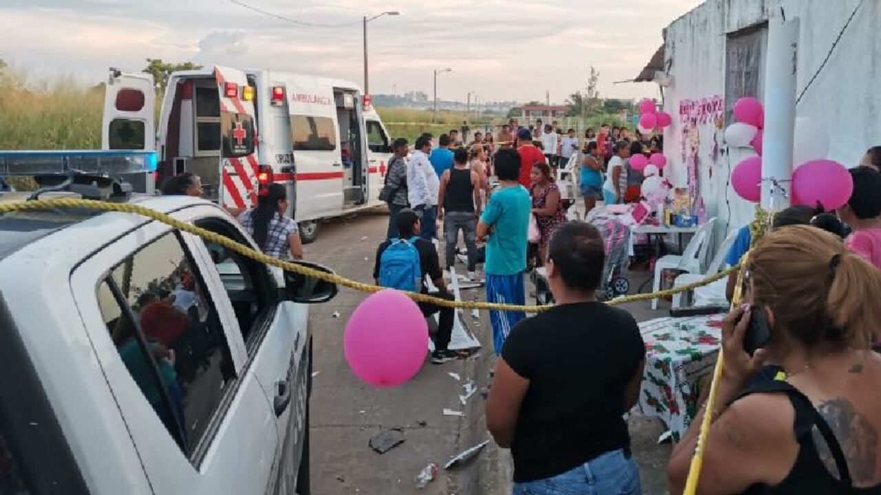 Conductor ebrio arrolla a invitados de babys hower en Veracruz, México y ocasiona muerte de bebé.