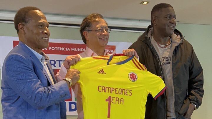 Gustavo Petro recibe adhesión de varios deportistas colombianos.