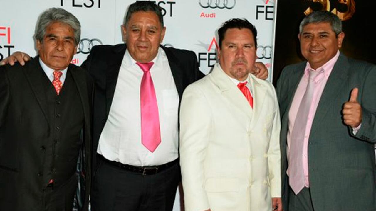 Luis Urzúa (segundo por la izquierda) y sus compañeros desfilaron a principios de esta semana por la alfombra roja del Teatro Chino de Los Ángeles.