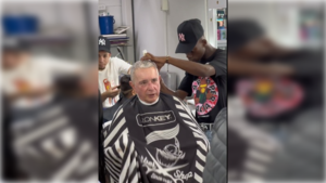 El expresidente Álvaro Uribe, siendo peluqueado en Medellín.
